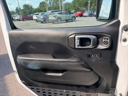 Used 2018 Jeep Wrangler Unlimited Sahara AWD/4WD image 9