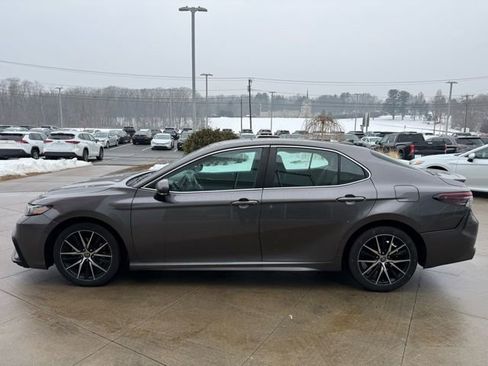 Used 2022 Toyota Camry SE image 4