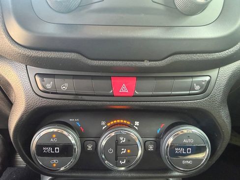 Used 2015 Jeep Renegade Latitude w/ Popular Equipment Group FWD image 18
