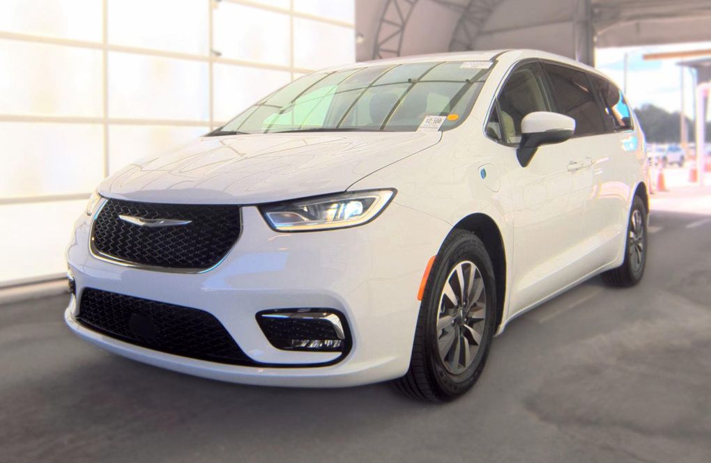 Used 2023 Chrysler Pacifica Touring-L FWD image 2