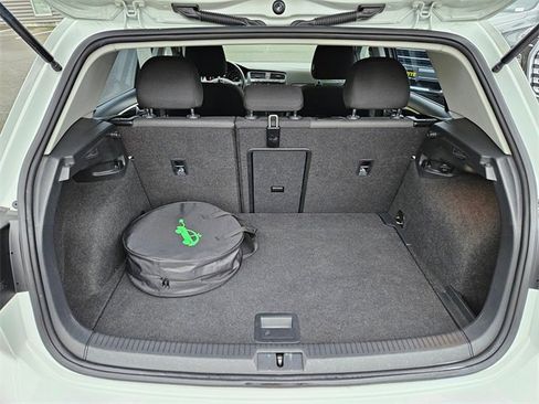 Used 2017 Volkswagen e-Golf SE w/ DC Fast Charging Package image 10