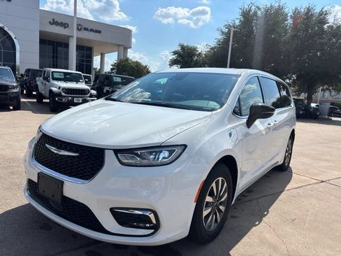 Used 2024 Chrysler Pacifica Limited FWD image 3