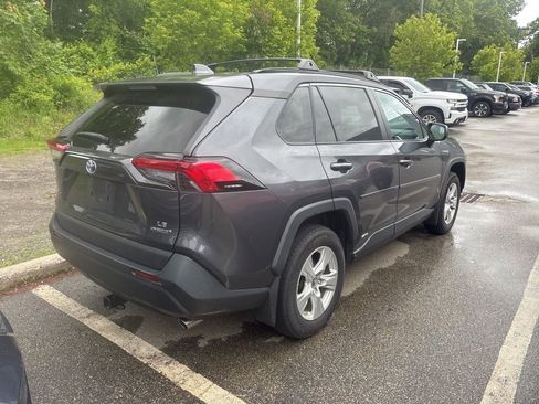 Used 2019 Toyota RAV4 LE w/ Carpet Mat Package AWD/4WD image 5