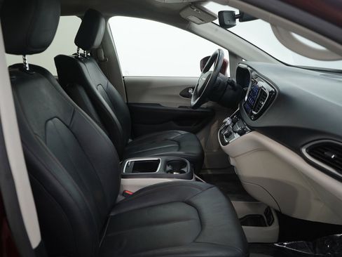 Used 2020 Chrysler Pacifica Touring-L Plus image 10