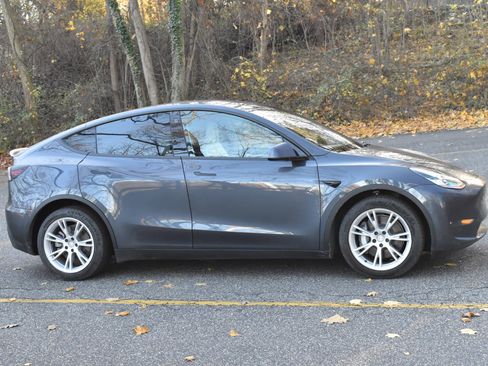 Used 2021 Tesla Model Y Long Range image 12