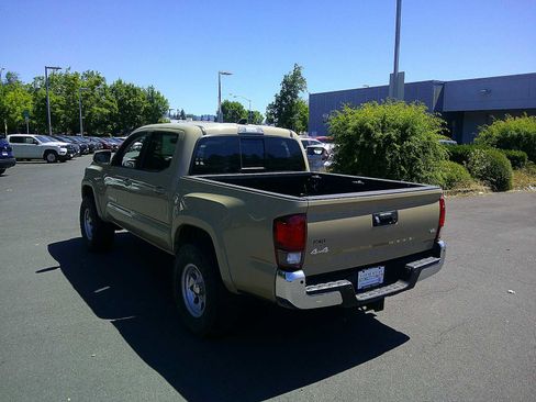 Used 2020 Toyota Tacoma SR5 AWD/4WD image 3