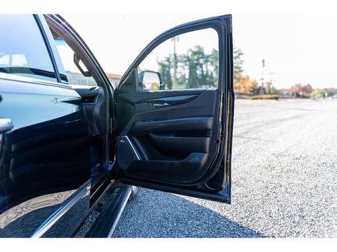 Used 2018 Cadillac Escalade Platinum image 11