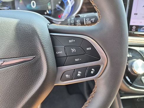 Used 2023 Chrysler Pacifica Pinnacle image 35