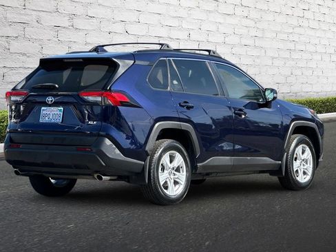 Used 2020 Toyota RAV4 XLE w/ Carpet Mat Package image 4