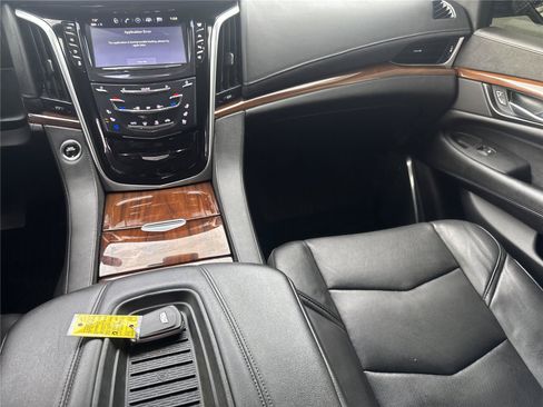 Used 2020 Cadillac Escalade Premium Luxury AWD/4WD image 16