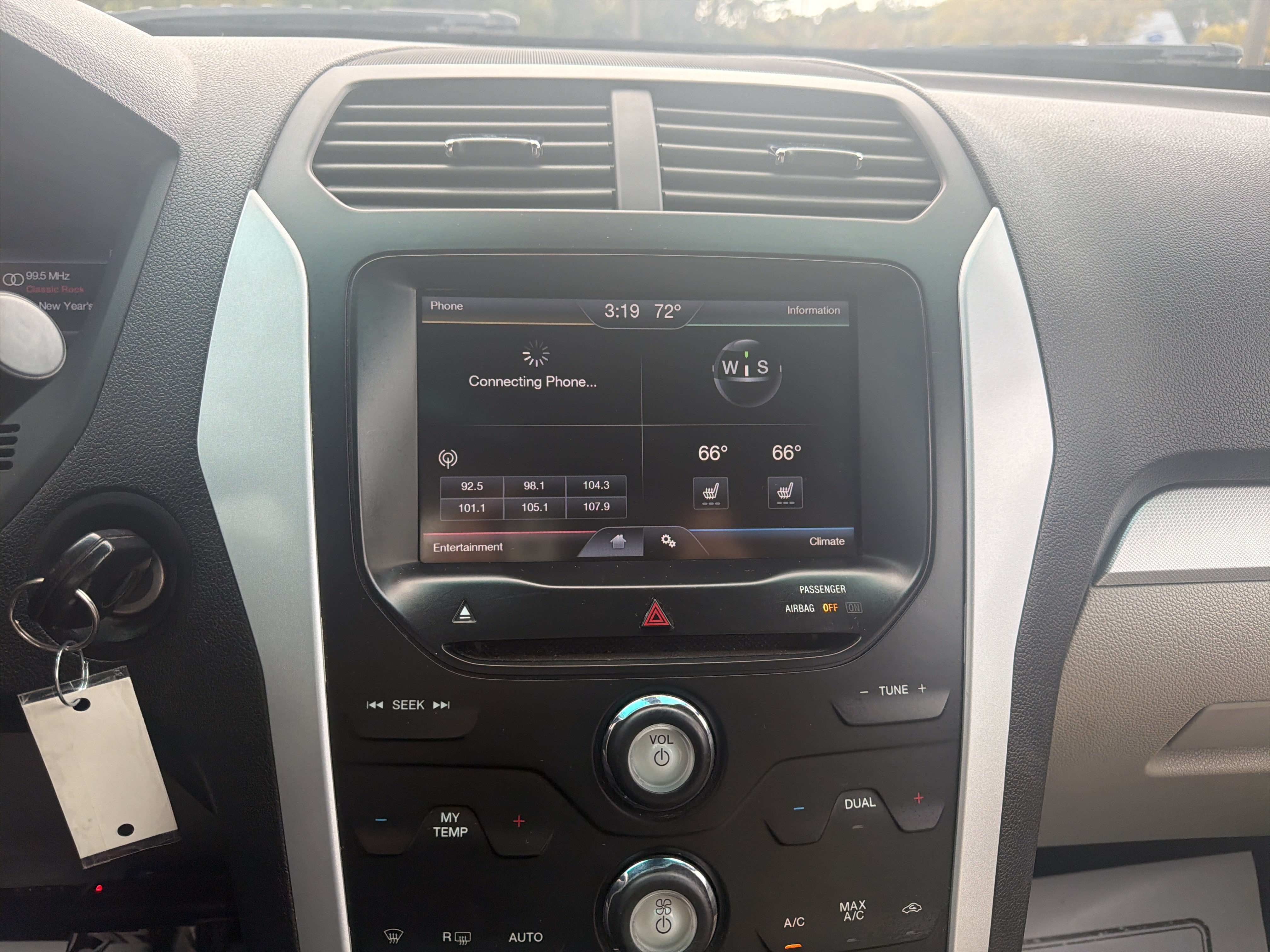 Used 2014 Ford Explorer XLT w/ Equipment Group 202A AWD/4WD image 26