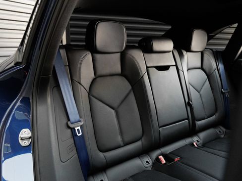 Certified 2025 Porsche Macan AWD/4WD image 33