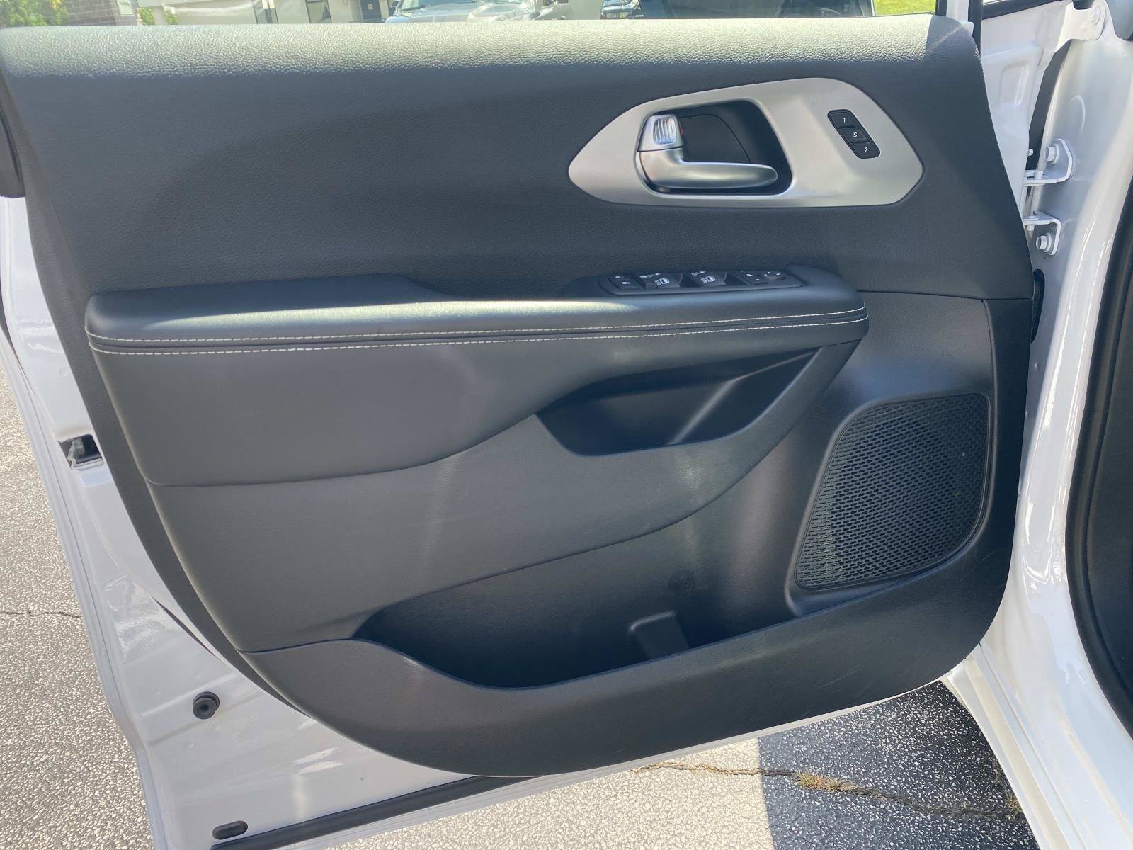 Used 2025 Chrysler Pacifica Limited FWD image 19
