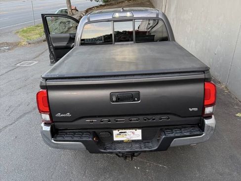 Used 2017 Toyota Tacoma SR5 w/ Tow Package AWD/4WD image 10