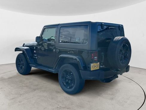 Used 2018 Jeep Wrangler Sahara w/ Connectivity Group AWD/4WD image 3