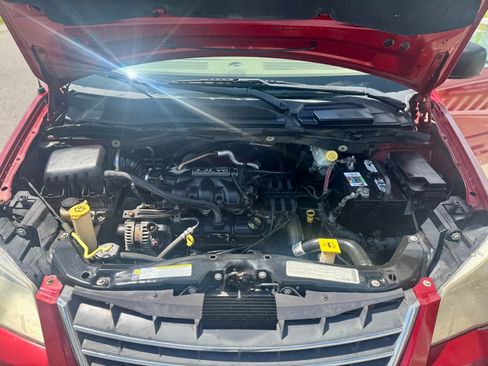 Used 2009 Chrysler Town & Country LX image 11