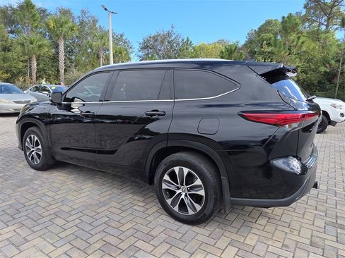 Certified 2022 Toyota Highlander XLE image 9