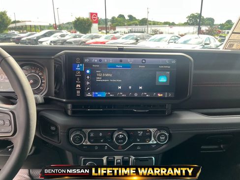 Used 2024 Jeep Wrangler Unlimited Rubicon w/ Convenience Group AWD/4WD image 17