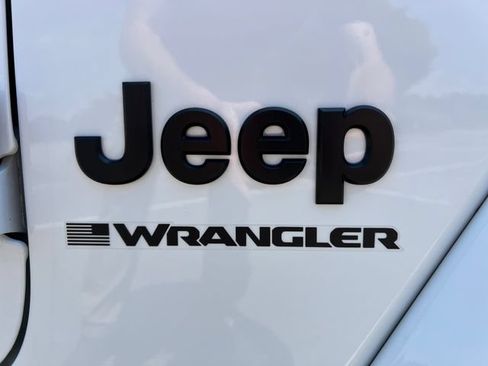 Used 2025 Jeep Wrangler Unlimited Sahara AWD/4WD image 38