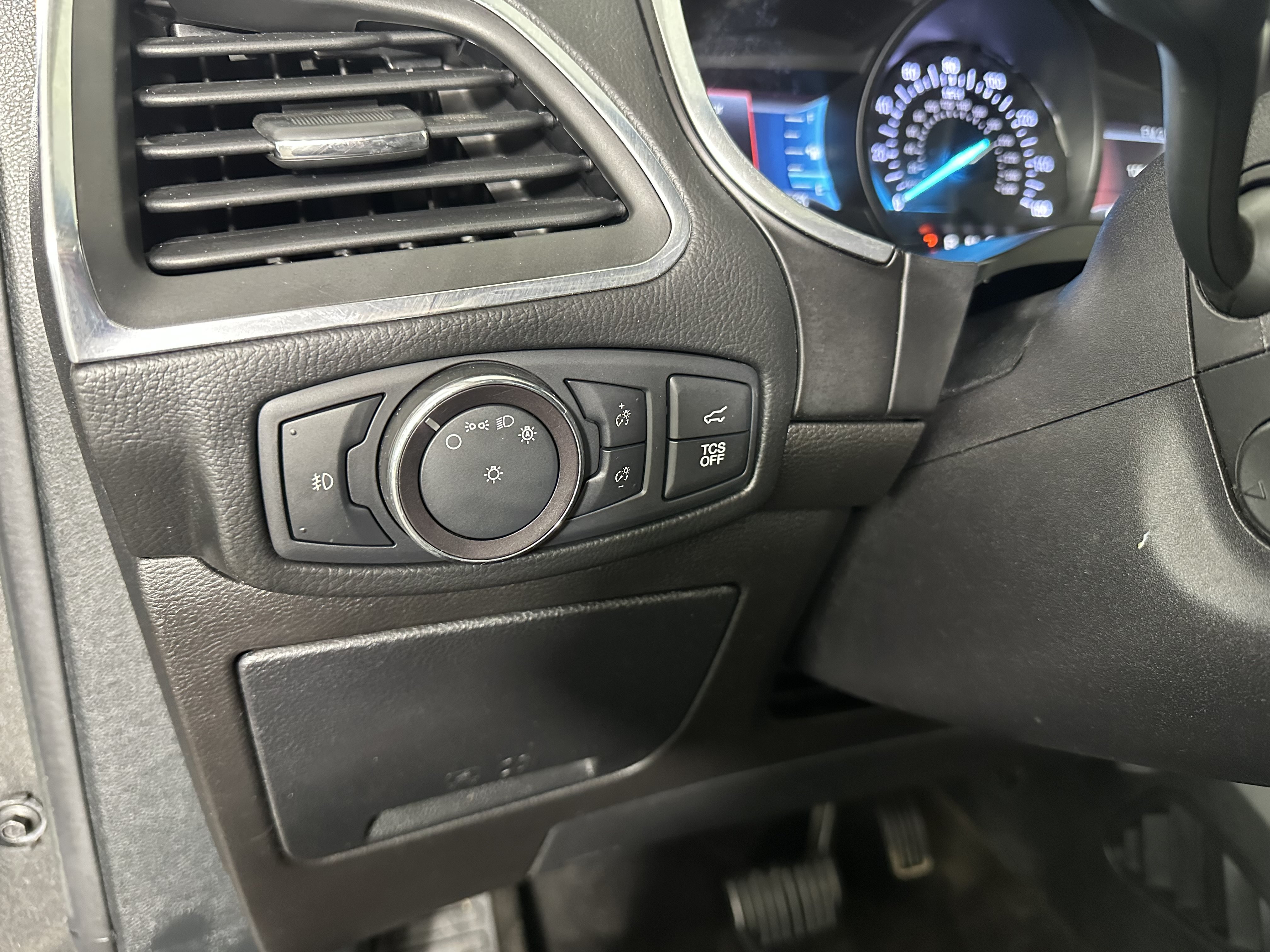Used 2019 Ford Edge Titanium w/ Equipment Group 301A AWD/4WD image 15