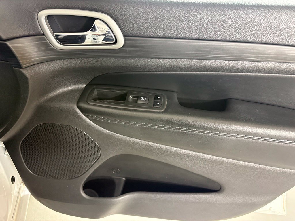 Used 2019 Jeep Grand Cherokee Altitude AWD/4WD image 12