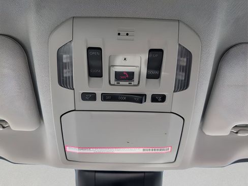 Used 2023 Toyota Highlander L image 32