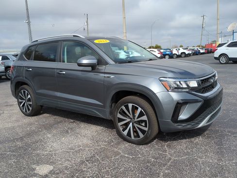 Used 2024 Volkswagen Taos SE image 2