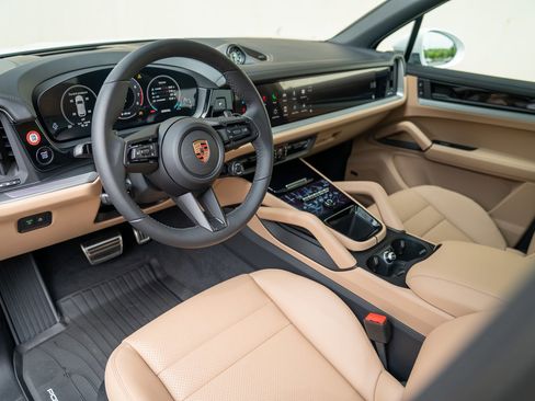 Used 2025 Porsche Cayenne image 4