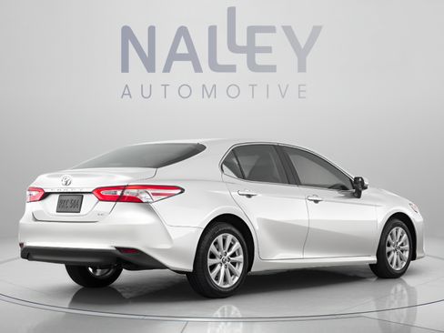 Used 2018 Toyota Camry SE FWD image 3