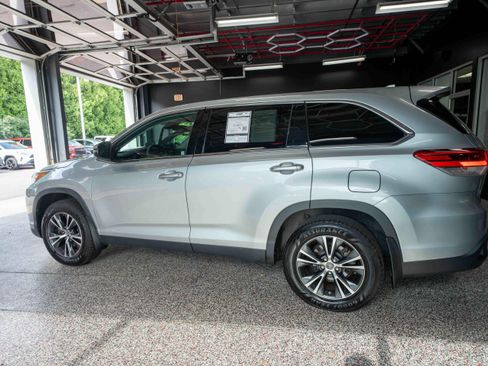 Used 2019 Toyota Highlander Plus w/ Carpet Mat Package (TMS) AWD/4WD image 2