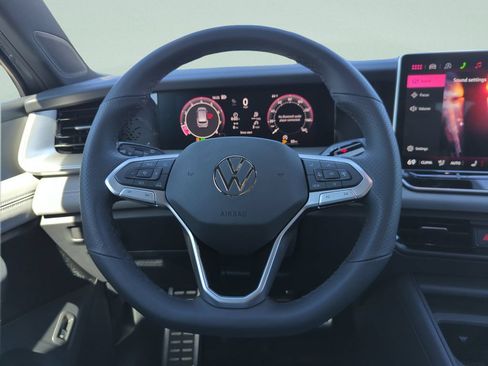 Used 2026 Volkswagen Tiguan SE R-Line FWD image 22