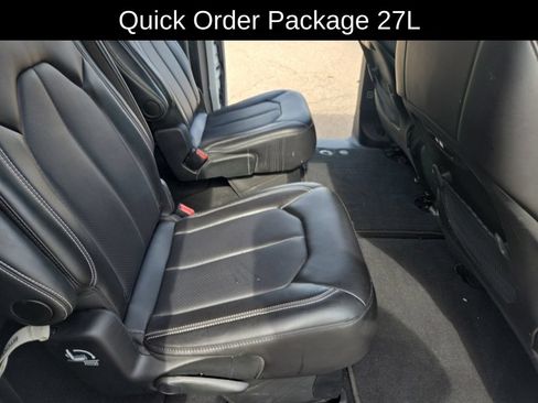 Used 2025 Chrysler Pacifica Select FWD image 9