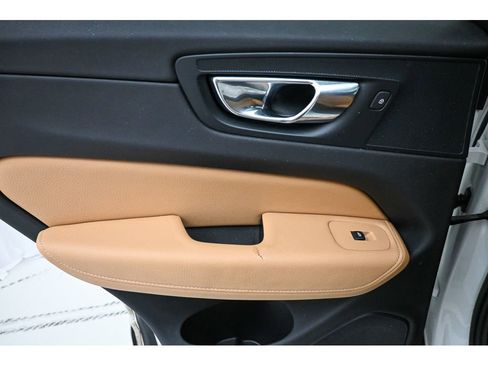 Used 2018 Volvo XC60 T6 Momentum w/ Vision Package image 25