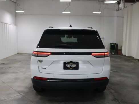 Used 2025 Jeep Grand Cherokee Altitude AWD/4WD image 8