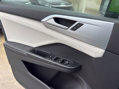 New 2026 Volkswagen Taos SE image 18