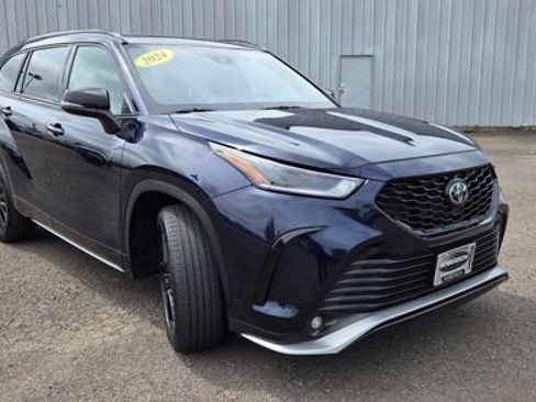Used 2024 Toyota Highlander XSE AWD/4WD image 3