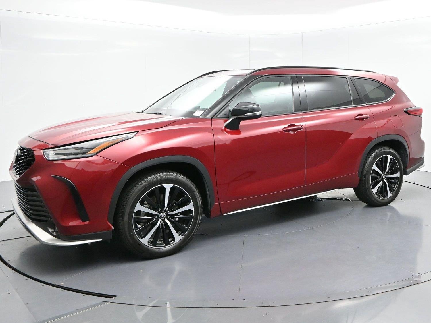 Used 2022 Toyota Highlander XSE AWD/4WD image 3