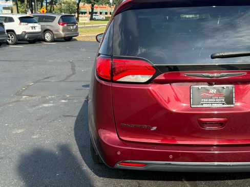 Used 2018 Chrysler Pacifica Touring-L w/ Premium Audio Group image 62