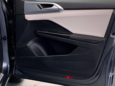 Used 2025 Volkswagen Taos SE w/ Panoramic Sunroof Package image 24