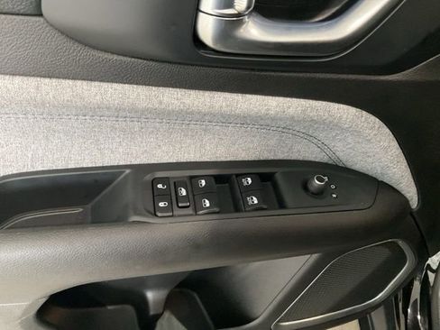 Used 2025 Jeep Compass Latitude image 5