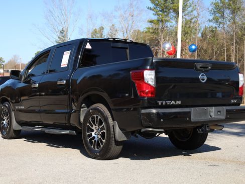 Used 2021 Nissan Titan SV w/ SV Convenience Package image 3