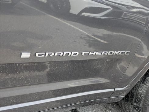 Used 2022 Jeep Grand Cherokee Overland w/ Luxury Tech Group IV image 9