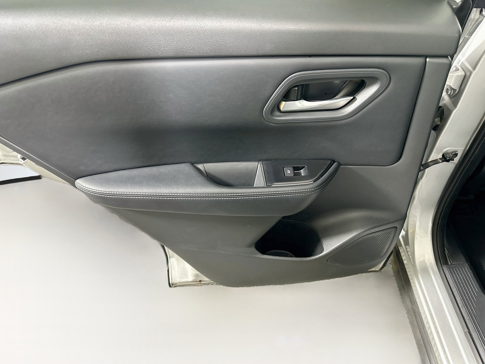 Used 2025 Nissan Rogue SV FWD image 24