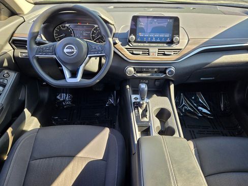 Used 2025 Nissan Altima 2.5 SV FWD image 17