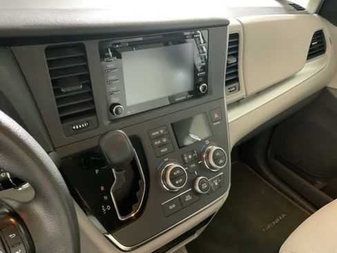 Used 2019 Toyota Sienna LE w/ LE Preferred Package image 21