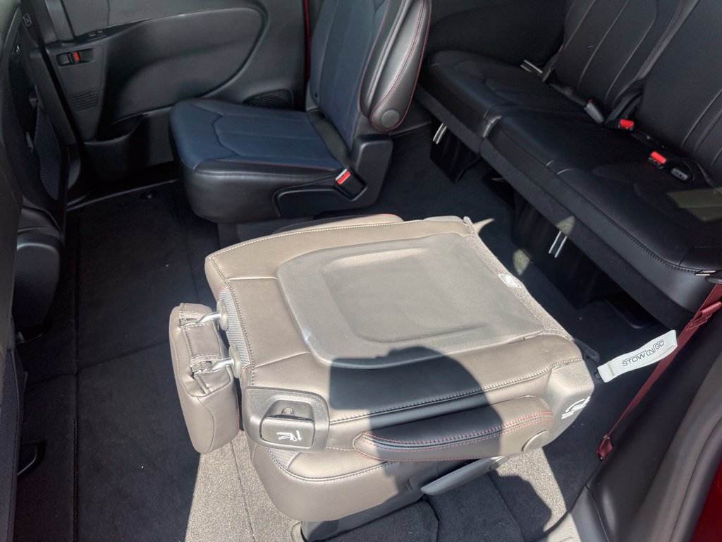 New 2027 Chrysler Pacifica Select FWD image 37