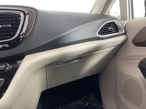 Used 2023 Chrysler Voyager LX image 31