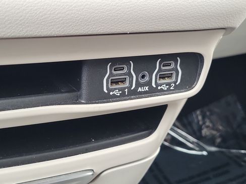 Used 2023 Chrysler Pacifica Touring-L FWD image 31