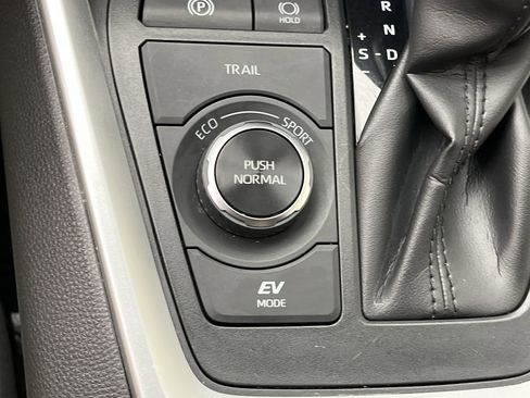 Used 2022 Toyota RAV4 XLE w/ XLE Grade Weather Package AWD/4WD image 15
