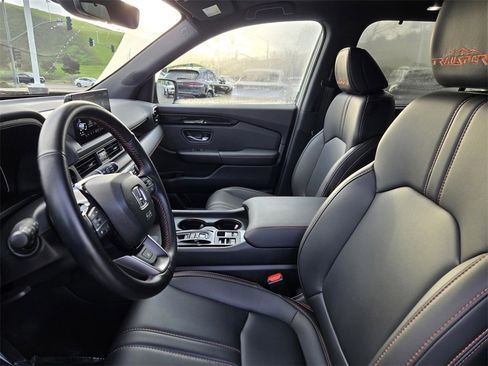 Used 2025 Honda Pilot TrailSport image 27